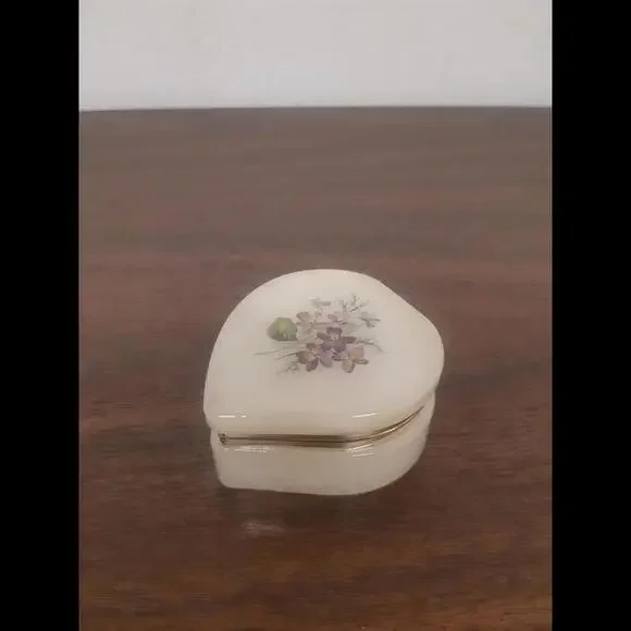 Elegant Vintage Decorative Make up Set: Purple Vase, Necklace, and Charm Box - Picture 6 of 8